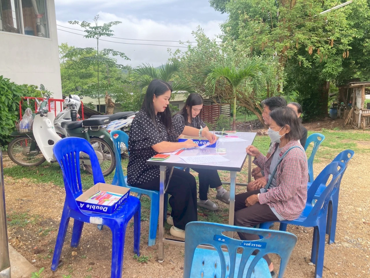 เทศบาลตำบลดงดำ ร่วมกับเจ้าหน้าที่ธนาคาร ธกส.ลี้ ให้บริการประชาชนในพื้นที่ตำบลดงดำ ในการเบิก-ถอน