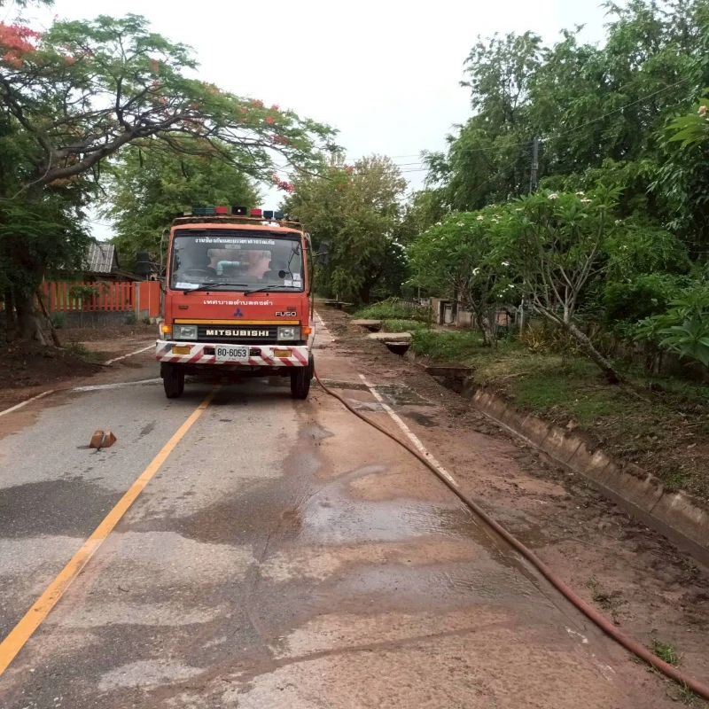 นำรถบรรทุกน้ำ ล้างท่อน้ำอุดตัน เนื่องจากฝนตกในพื้นที่ตำบลดงดำ เพื่อระบายน้ำ ณ บ้านดงดำ หมู่ที่ 2