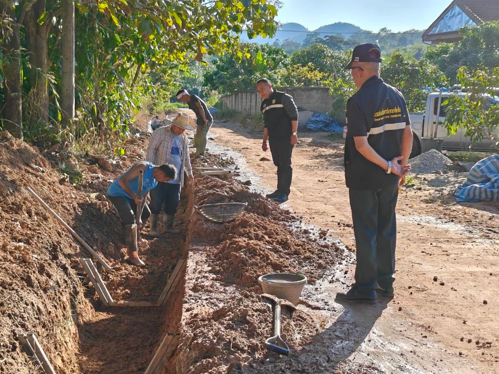 ลงพื้นที่ติดตามโครงการก่อสร้างรางระบายน้ำ คสล.เลียบถนน คสล.สายบ้านดาบนิกร รหัสสายทาง ลพ.ถ3-0082 บ้านห้วยหญ้าไซ หมู่ที่ 4