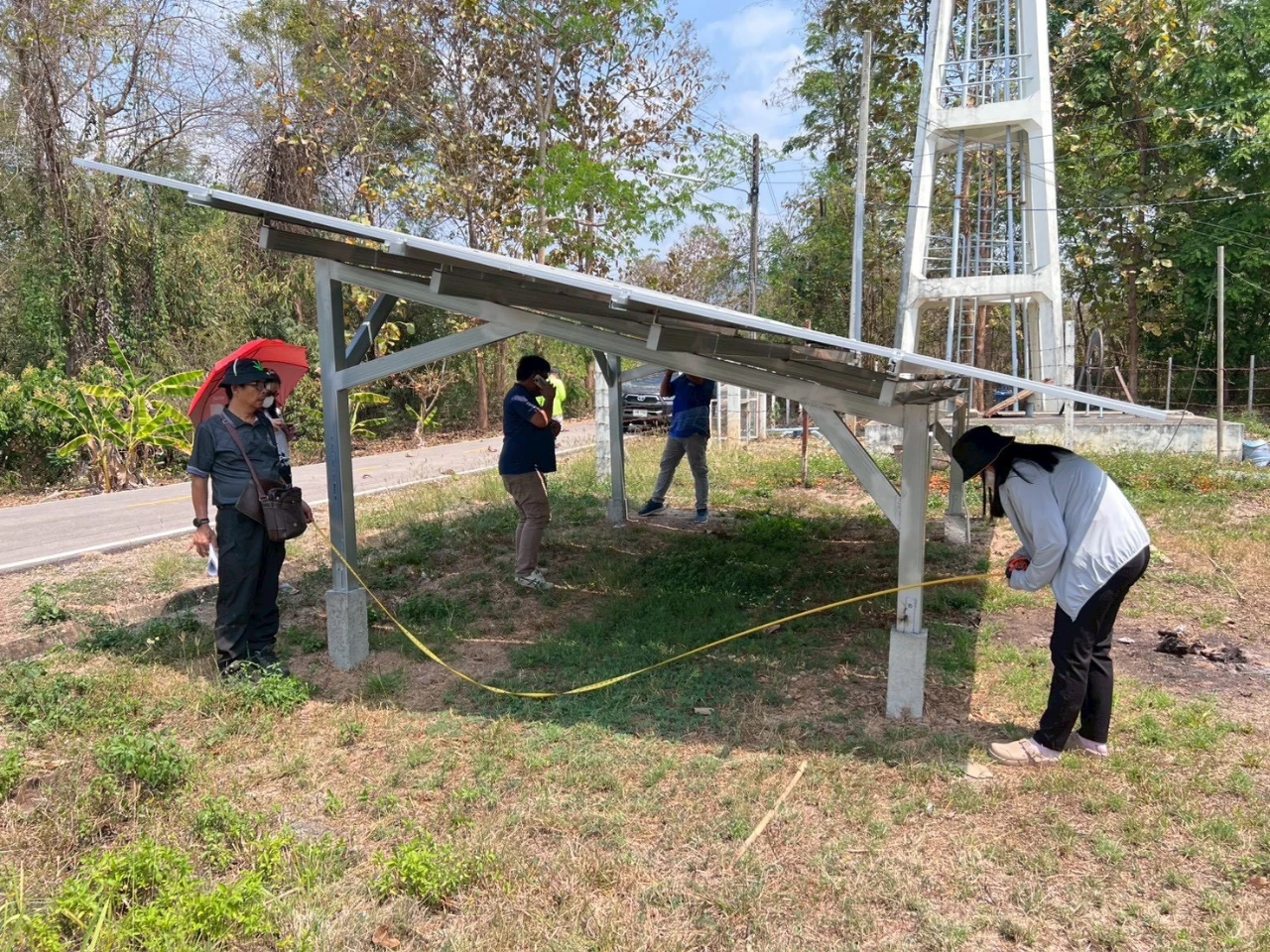 ลงพื้นที่ตรวจสอบมอบงานโครงการติดตั้งระบบผลิตไฟฟ้าจากพลังงานแสงอาทิตย์ระบบประปาหมู่บ้าน หมู่ที่ 2 บ้านดงดำ