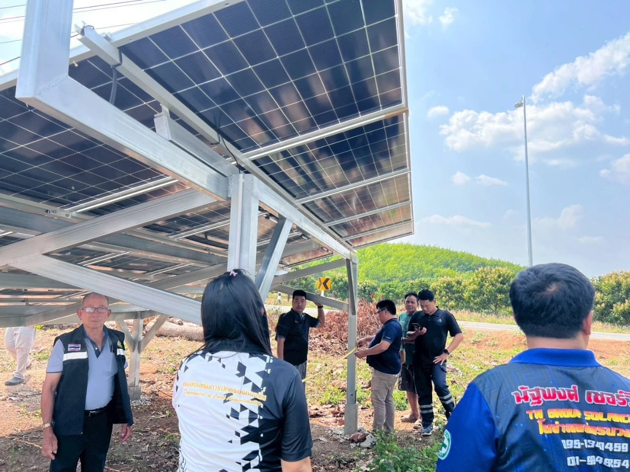 ลงพื้นที่ตรวจสอบมอบงานโครงการติดตั้งระบบผลิตไฟฟ้าจากพลังงานแสงอาทิตย์ระบบประปาหมู่บ้าน หมู่ที่ 4 บ้านห้วยหญ้าไซ