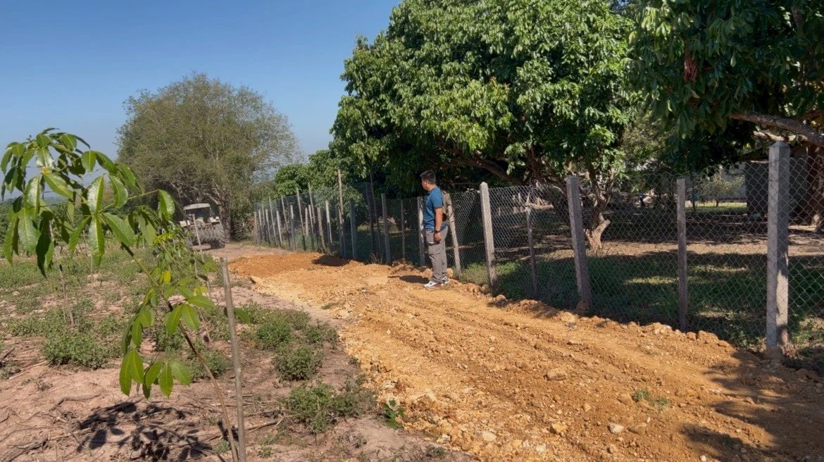 ดำเนินการซ่อมแซมถนนที่ใช้สัญจรเข้าพื้นที่ทำการเกษตร ที่ชำรุด สัญจรลำบากตามแบบคำร้อง ในพื้นที่บ้านดงดำ หมู่ที่ 2