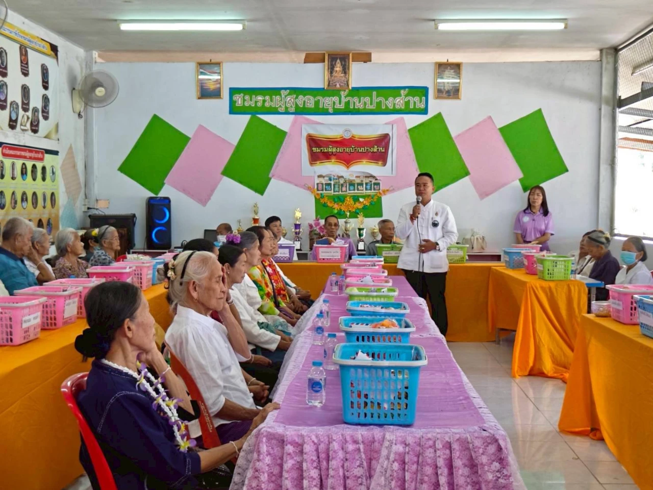 นายกเทศมนตรีตำบลดงดำ และคณะผู้บริหาร ร่วมงานรดน้ำดำหัวผู้สูงอายุบ้านปางส้าน