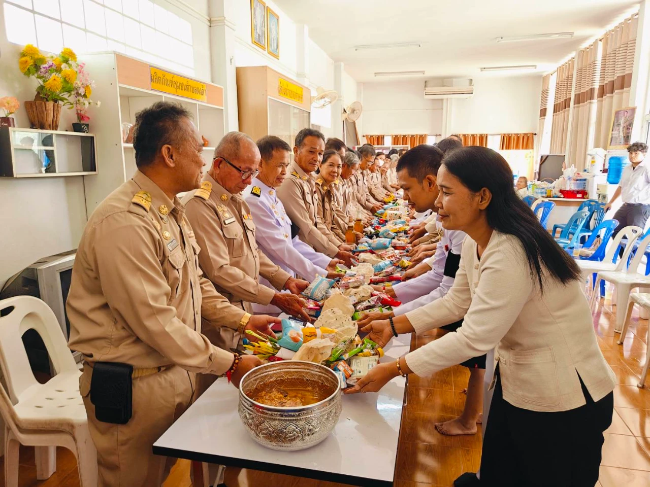 กิจกรรมรดน้ำดำหัว ผู้บริหาร สมาชิกสภาเทศบาล ตามประเพณีสงกรานต์ เพื่อแสดงความเคารพ กตัญญูต่อผู้ใหญ่ ขอขมาลาโทษ และรับพรเพื่อความเป็นสิริมงคล