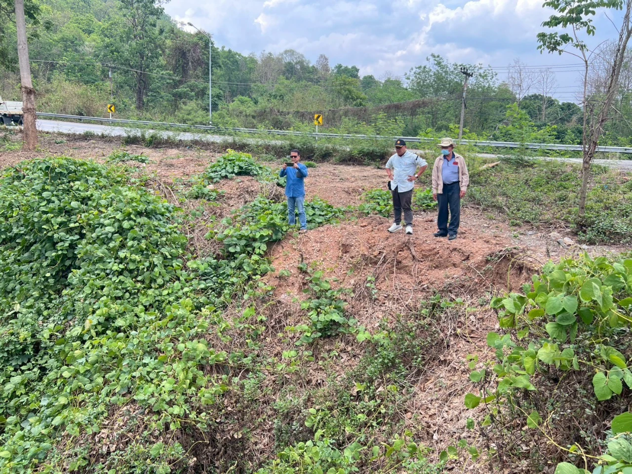 ลงพื้นที่สำรวจ ตรวจสอบรางระบายน้ำตื้นเขิน ถนนสายหลักบ้านป่าคา หมู่ที่ 1 บ้านดงดำ หมู่ที่ 2 และบ้านปางส้าน หมู่ที่ 5 เพื่อหาแนวทางและแก้ไขปัญหาพื้นที่ ที่ได้รับผลกระทบ