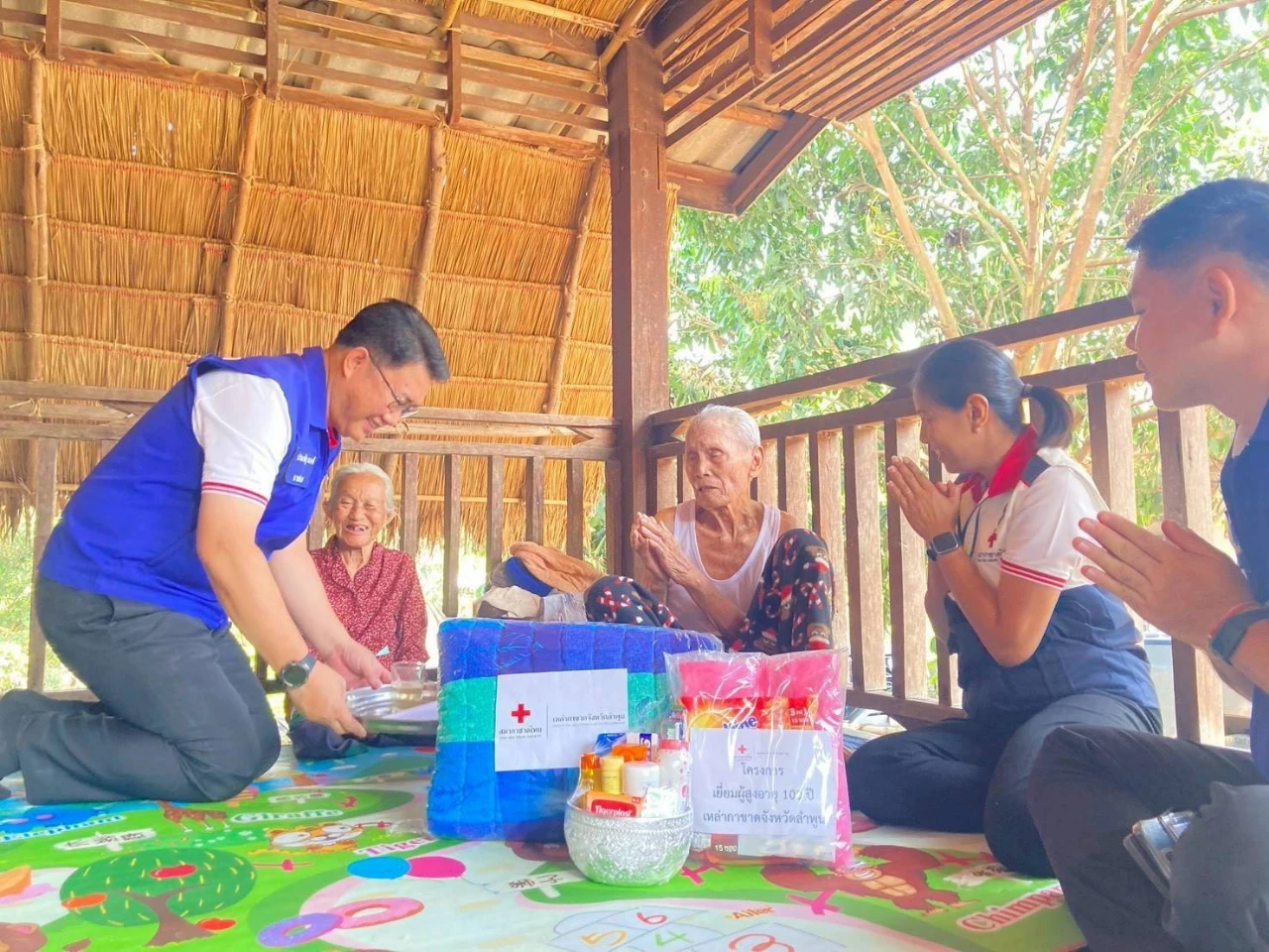 เทศบาลตำบลดงดำ ลงพื้นที่ร่วมกับอำเภอลี้ ในการเยี่ยมบ้านและมอบชุดของขวัญให้ผู้สูงอายุในพื้นที่ตำบลดงดำ อำเภอลี้ จังหวัดลำพูน ที่มีอายุ 99 - 100 ปีขึ้นไป จำนวน 3 ราย
