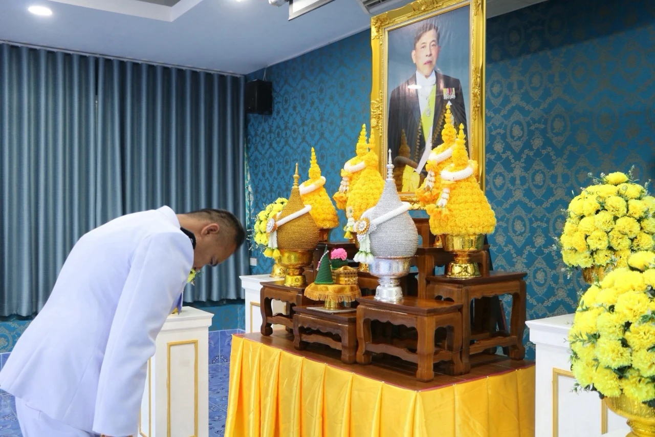 เทศบาลตำบลดงดำ ประกอบพิธีถวายสัตย์ปฏิญาณเพื่อเป็นข้าราชการที่ดีและพลังของแผ่นดิน เนื่องในโอกาสวันเฉลิมพระชนมพรรษา พระบาทสมเด็จพระเจ้าอยู่หัว